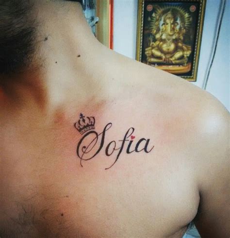 tatuajes de nombres en el pecho|Tatuajes en el pecho letras para hombre